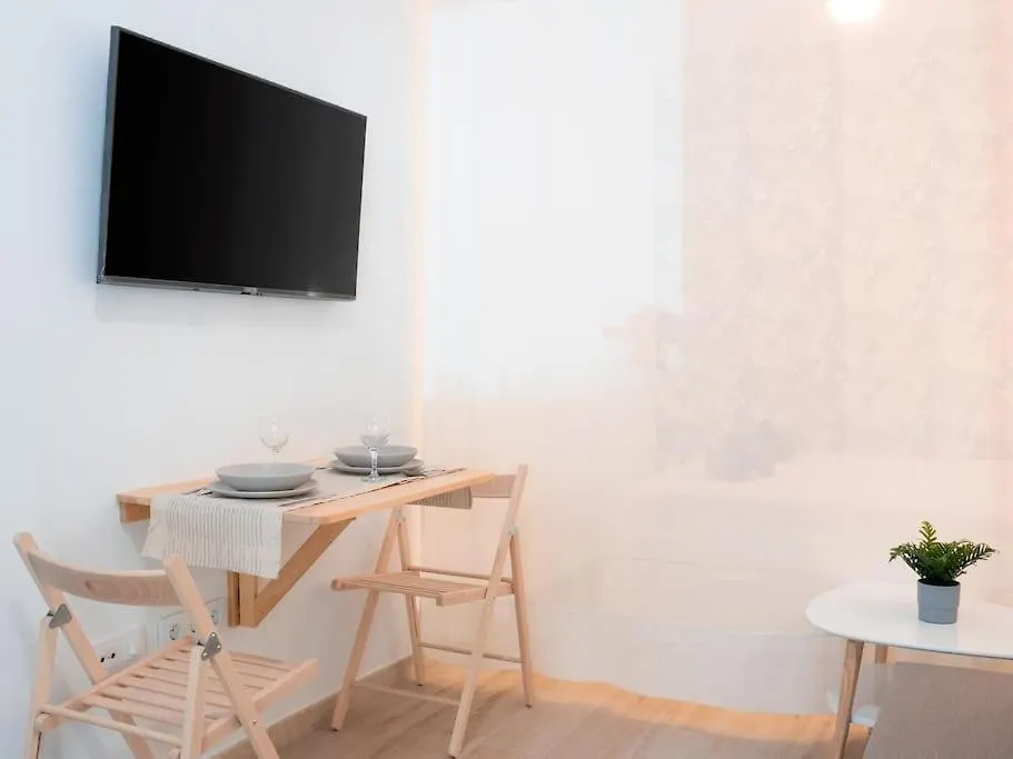 Acogedor Estudio En Triana Con Jacuzzi Y Wifi 세비야 0*,