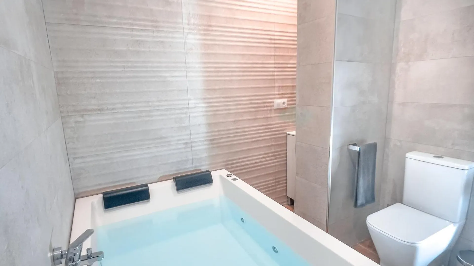 Acogedor Estudio En Triana Con Jacuzzi Y Wifi의 연락처