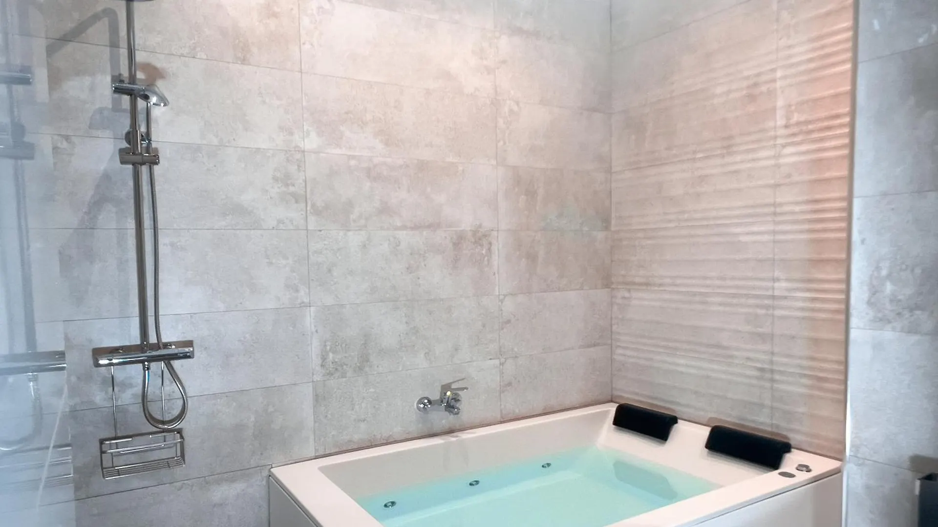 Acogedor Estudio En Triana Con Jacuzzi Y Wifi 세비야 아파트