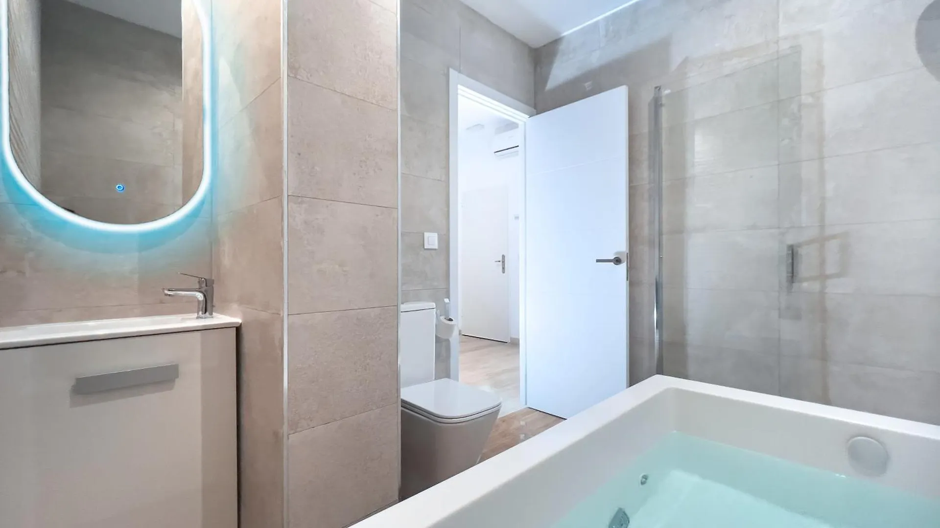 Acogedor Estudio En Triana Con Jacuzzi Y Wifi Sevilla 0*,