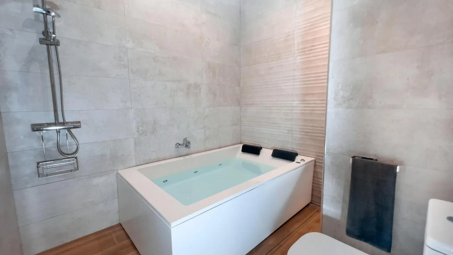 Daire Acogedor Estudio En Triana Con Jacuzzi Y Wifi Sevilla İspanya
